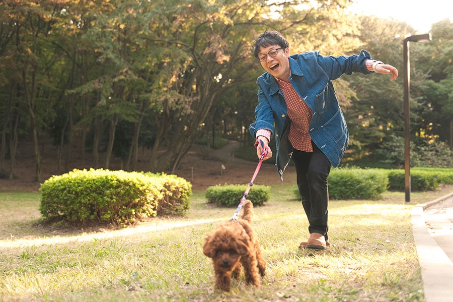 愛犬に散歩されている状態の佐藤さん。「役者としても、飼い主としても、まだまだです！」と謙虚にお話しされていました。