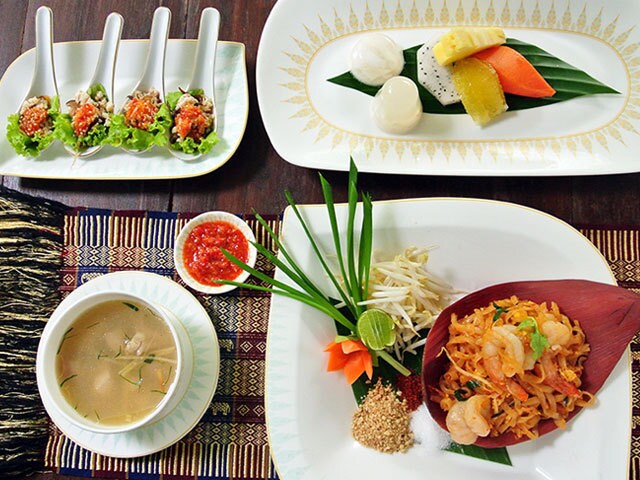 タイオリエンタルホテル料理本　英語版 Amazon.com: The Oriental Hotel Cookbook Bangkok (125th