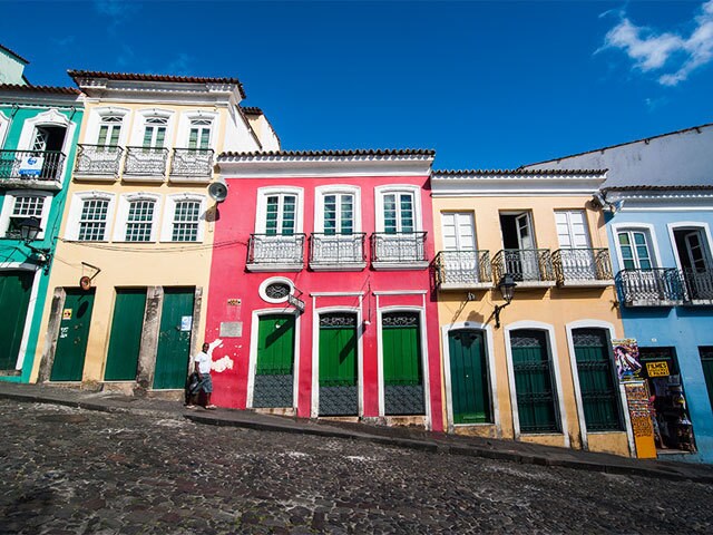ブラジルの古都の色鮮やかな旧市街は マイケル・ジャクソンのPVにも