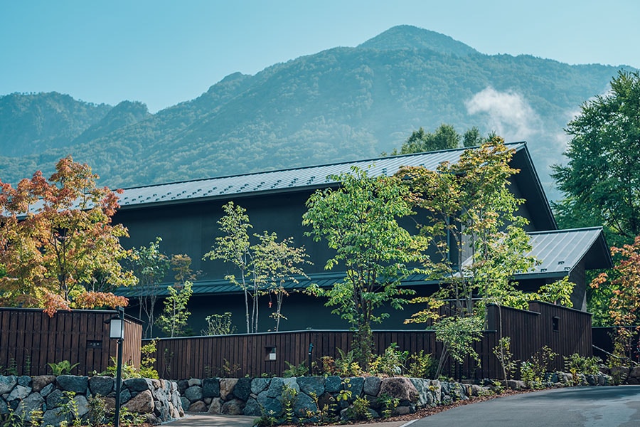 奥飛騨の自然に溶け込む湯小屋。