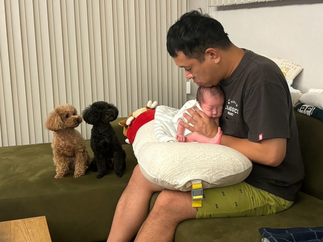 昨年夏に第一子が誕生した兼光さん。“レオビス”の2匹も子育てを見守ります。