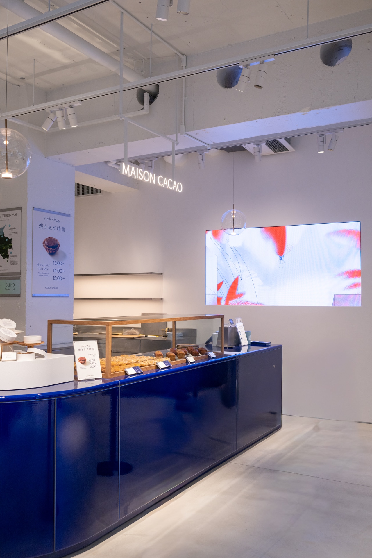 店内には多くのアートが。