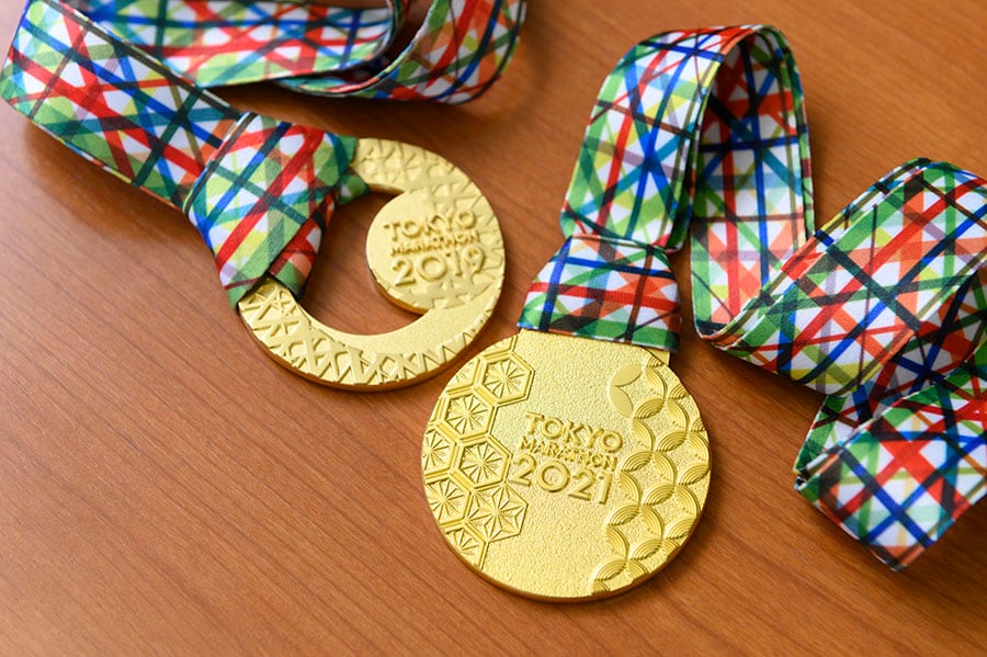 東京マラソンを完走すると授与される記念メダル。北澤さんの手元には、この2つが残っている。その他のメダルは、病気を抱えて入院する子どもたちなどにプレゼントしたという。