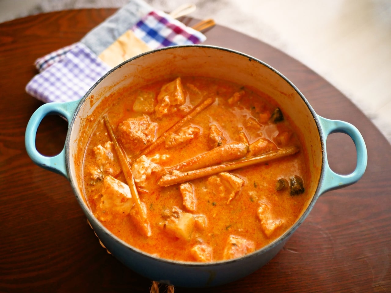 さば水煮と冷蔵庫にある厚揚げ、余り野菜で作ったタイカレー。