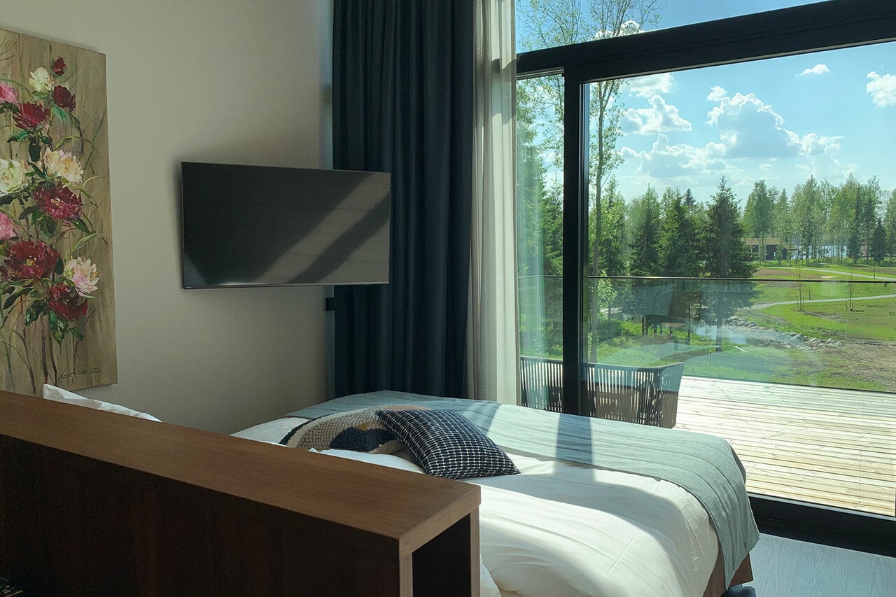 森の景色が一望できる客室。太陽エネルギーや地熱暖房といった自然エネルギーを使っている。©Pihlas Resort