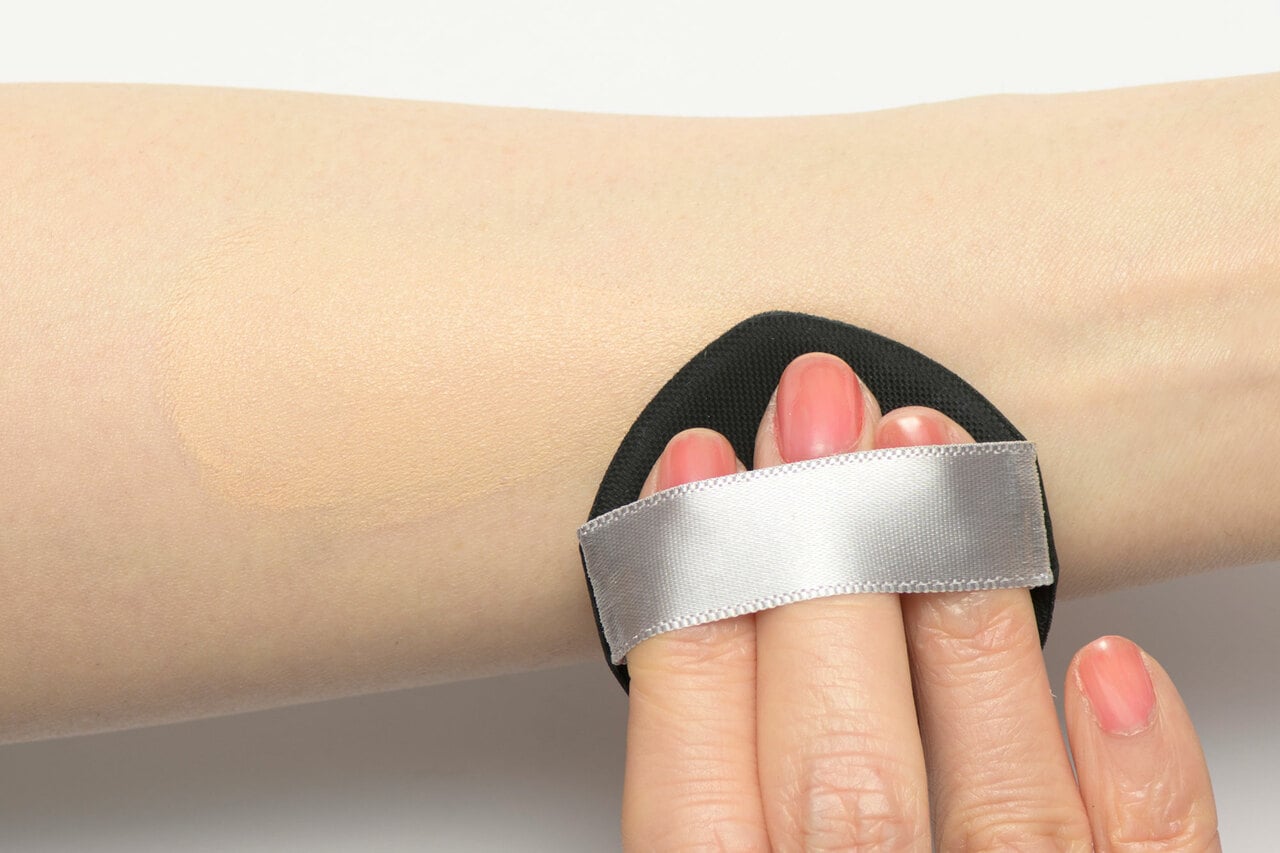 乾燥さん 水分力スキンケアクッションファンデーションのスウォッチ。