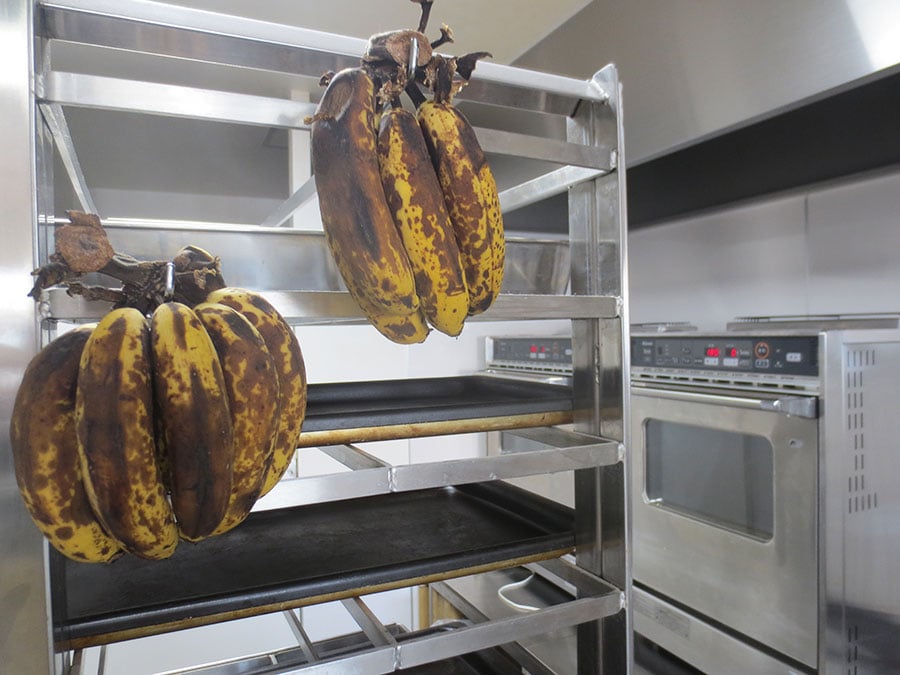工房で島バナナを完熟させて使用。
