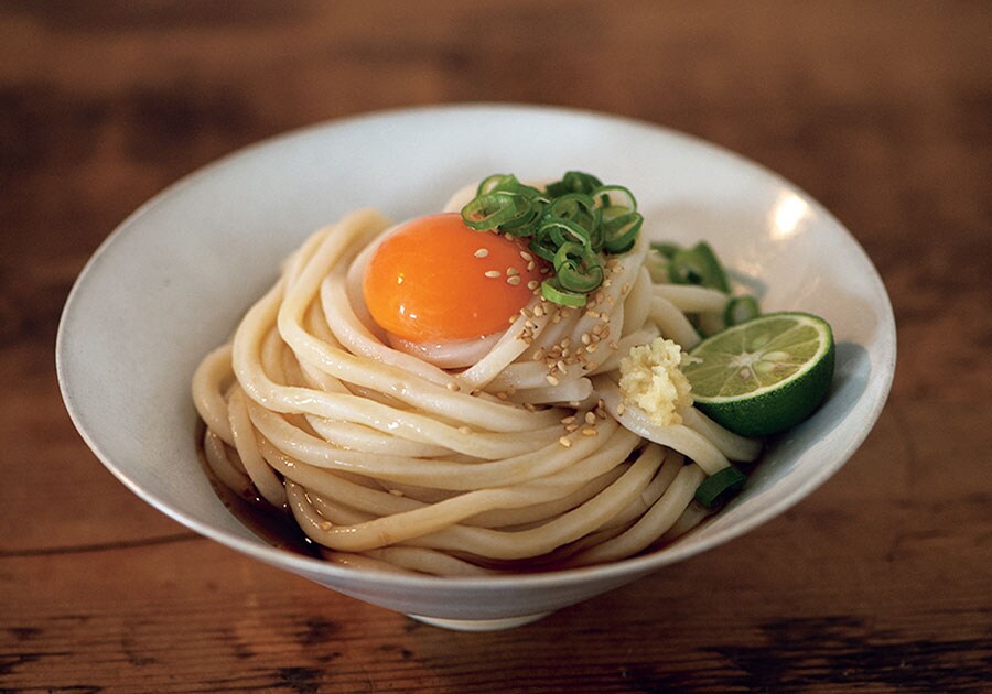 釜ぶっかけセット4人前(RAK-4)〈純生讃岐うどん300g×2袋、本造り釜だしストレート100g×4袋、天かす、薬味ねぎ、ごま〉 2,000円(税込)。