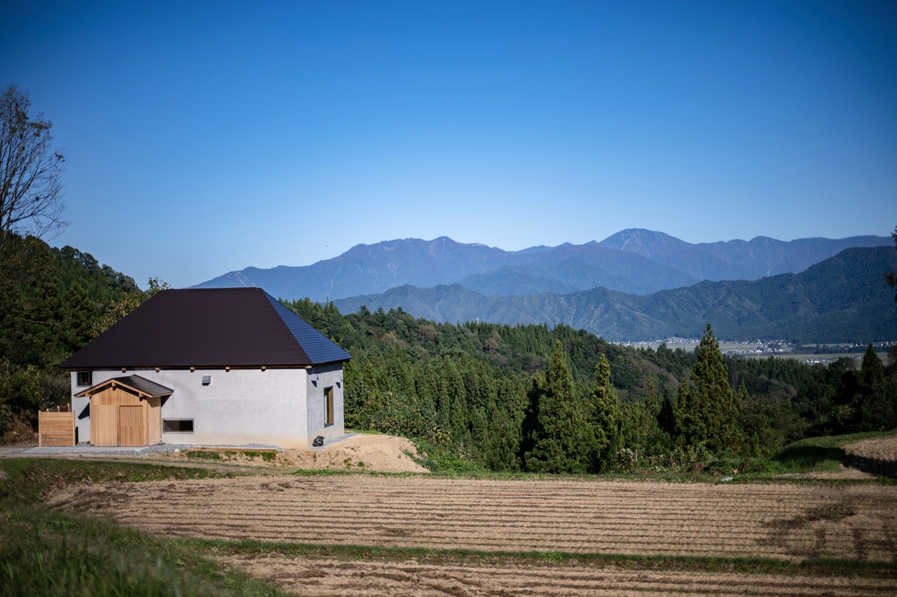 周囲を囲むのは2,000メートル級の山々。稲刈りを終えたばかりの田んぼの様子。