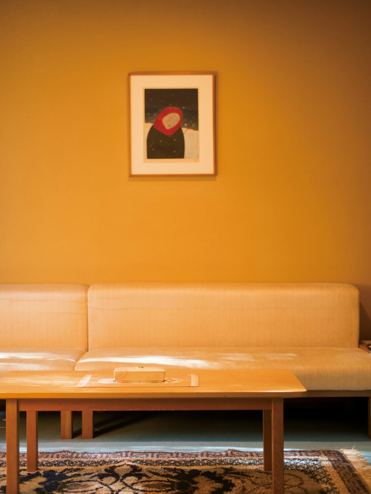 錦織の敷物・鍋島緞通や、鍋島更紗のテーブルクロスなど、佐賀の伝統工芸品が空間に気品をもたらす。