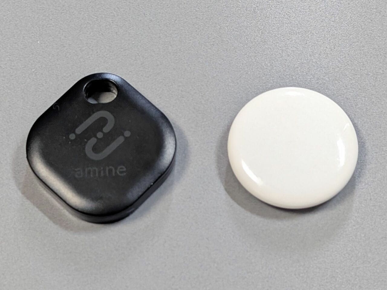 AirTag(右)との比較。サイズ的にはほぼ同等です