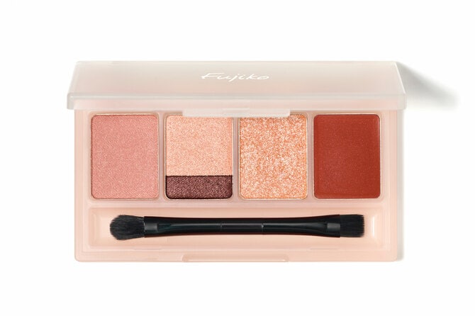 03 エモーショナルヌード。右端のテラコッタ系レッドはクリームタイプで、リップにもチークにも使える。クリームといっても、サラッとした使い心地のテクスチャー。ブラウンベージュ系のパウダーシャドウと合わせれば、秋冬の洗練された旬顔が作れる。