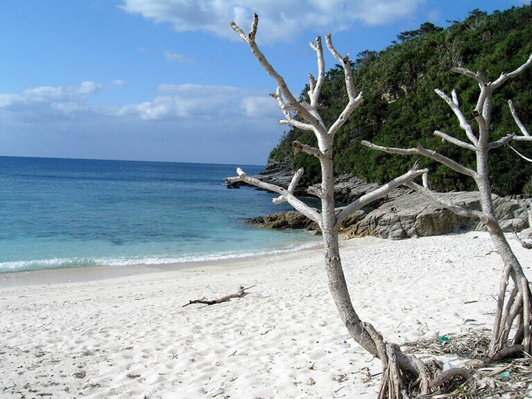 集落から徒歩圏内のヒズシビーチ。こちらもサンセットに訪れたいビーチ。