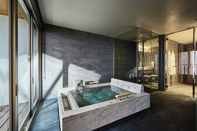 THE HIRAMATSU 軽井沢 御代田［長野／御代田］半露天温泉風呂。