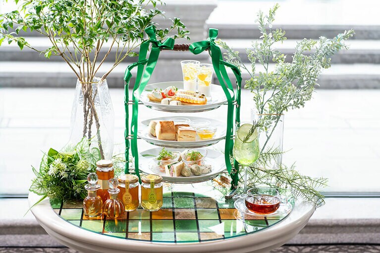 「Honey Afternoon Tea ～初夏の木漏れ日～」のイメージ。シーズナルドリンク付6,160円、ロゼスパークリング付6,490円、グラスシャンパーニュ付7,480円（すべて税込・サ別）。