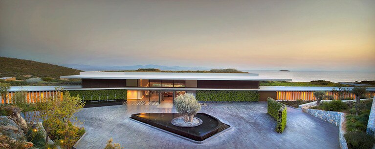 2018年5月オープンの「シックスセンシズ カプランカヤ」は、全147室＋66棟のヴィラがある。レセプションを中心に、右に温浴施設をふくむトリートメント空間、左にハーフのバスケットコートまで備えるエクササイズ空間がある。