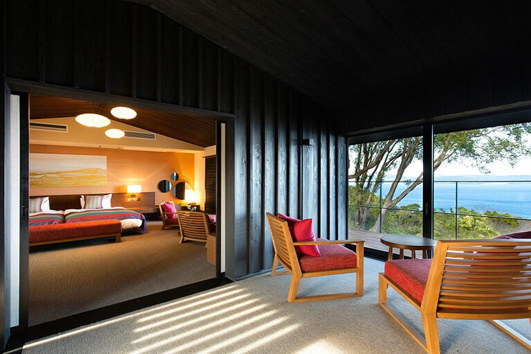 和奏スタイルの客室は、玄関を入るとすぐ眼前のデッキ越しに海原が広がるレイアウトが特徴。室内は木目を基調としたあたたかい雰囲気。