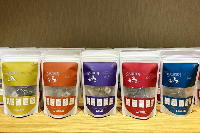 「SAUTEDI」とのコラボオーガニックハーブティ 各2,200円。