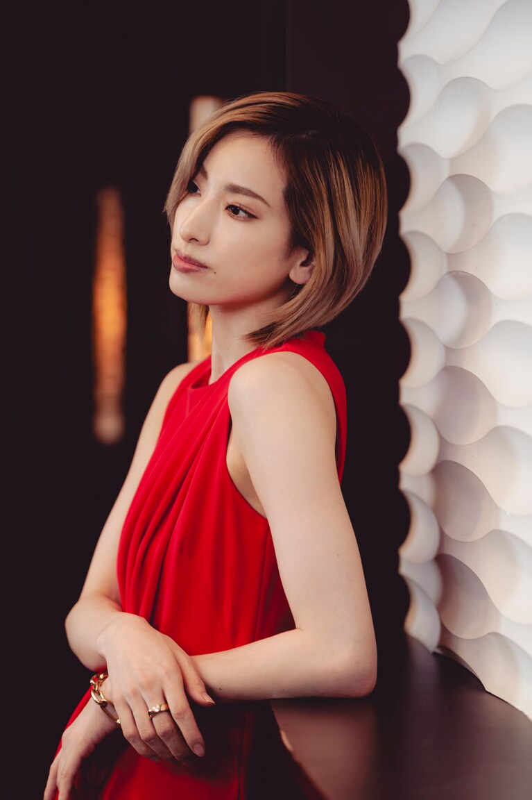 ブレスレット 1958,000円、リング 341,000円／ポメラート（ポメラートクライアントサービス 0120-926-035） その他／スタイリスト私物