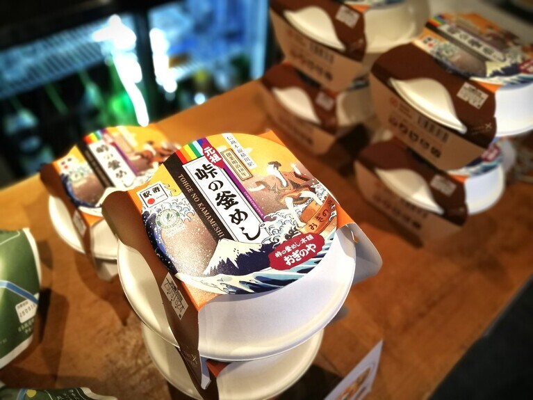 もちろんテイクアウトも！　テイクアウトの利便を考慮し軽量のパルプモールド容器を開発。