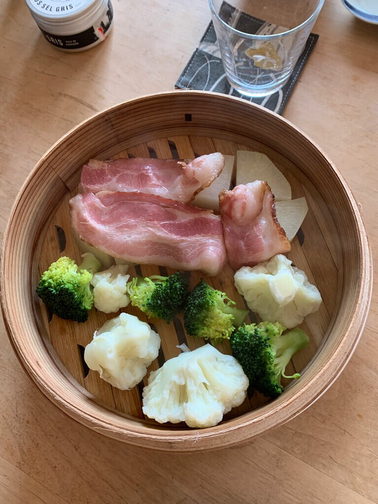 野菜をベーコンと一緒に蒸して、ベーコンは家族に食べさせる。