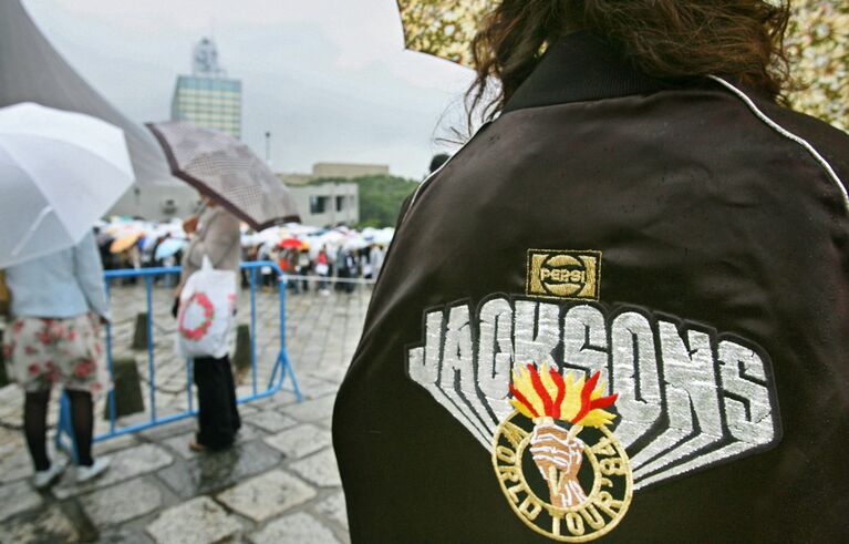 2006年5月27日、「MTV・ビデオ・ミュージック・アワード・ジャパン」に来日するマイケルを迎えるファン。©AFP＝時事