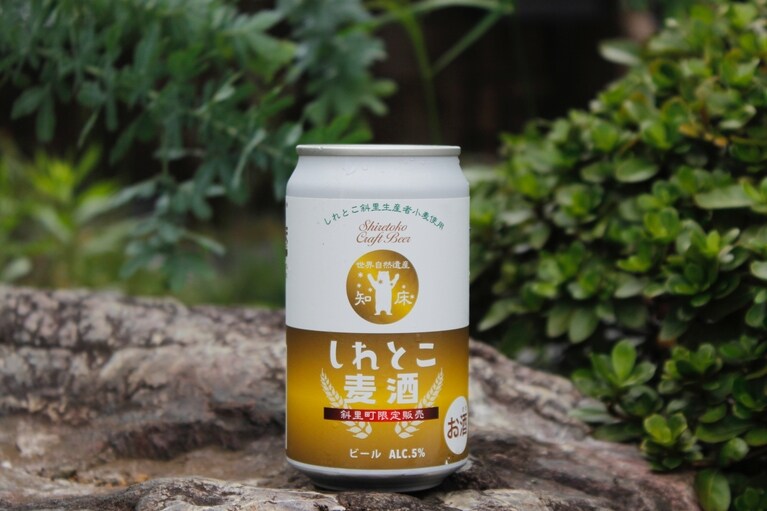 斜里町でしか売っていないという「しれとこ麦酒」。地元の生産者が育てた小麦を使ったこだわりのご当地ビール。（筆者撮影）