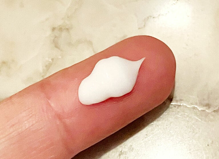 クリームだけれどギトギトするようなベタつきがなく、肌になじむのが速いので使いやすい。