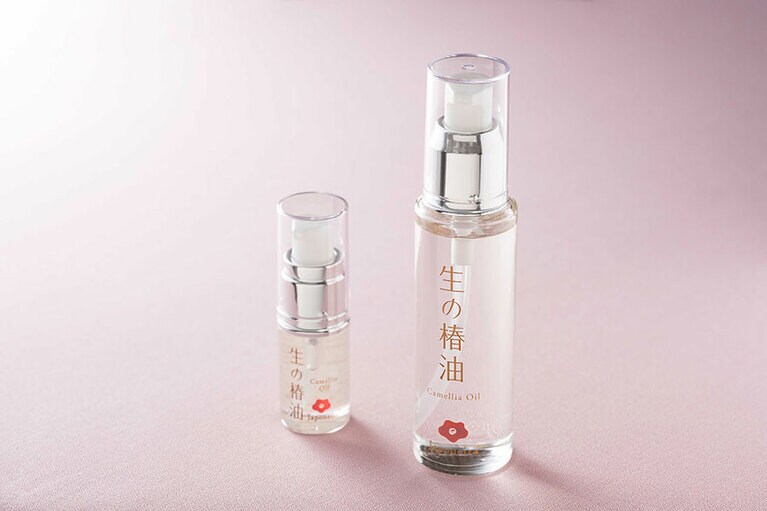 「悠 YU, THE SPA」で使用する椿オイル。国産ヤブツバキの種子を非加熱で精製したもので、顔にも使える貴重品。©ホテル椿山荘東京