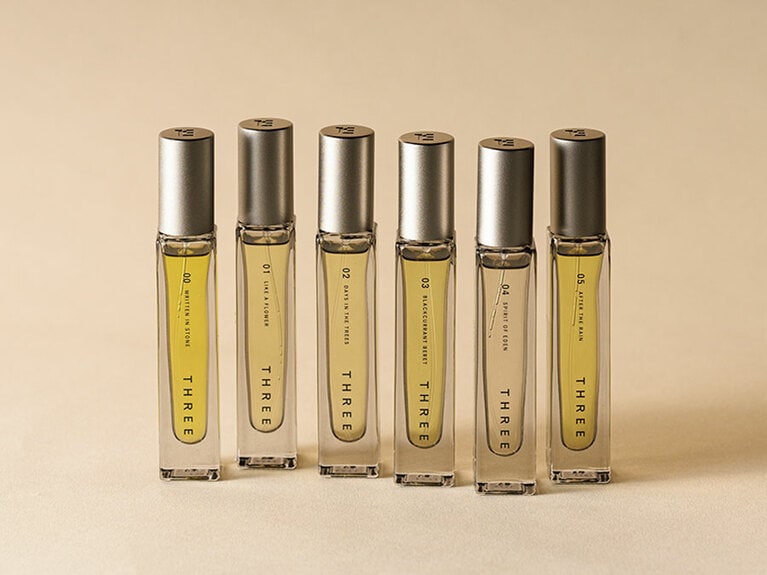 「石」「土」「種」など、自然のエレメントに着想を得た6つの香りは、纏うごとに深呼吸したくなるみずみずしさ。エッセンシャルセンツ R 全6種 各10mL 5,720～5,940円／THREE