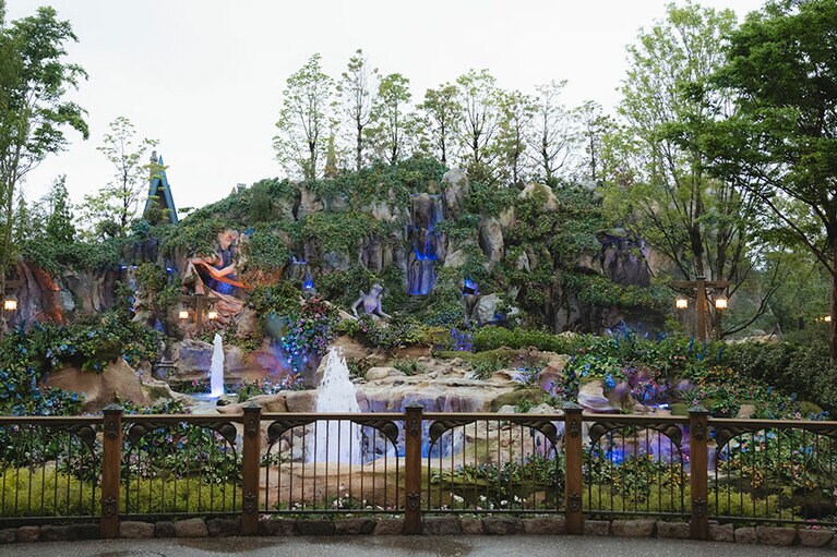 幻想的にライトアップされるロックワーク