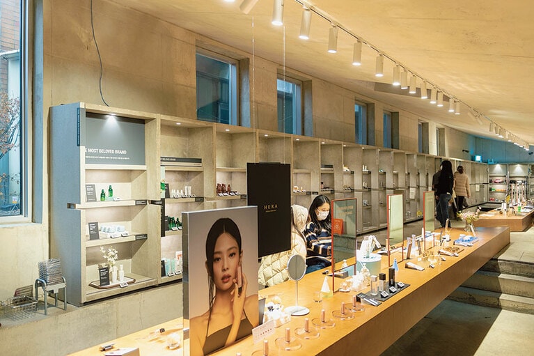 定番から新商品までを試せるのは嬉しい。自分に合う色がわかる画像診断も行っている。