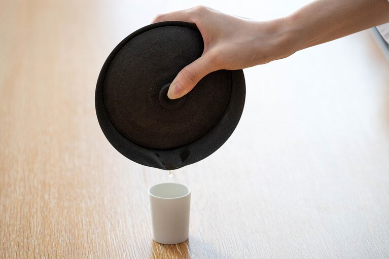 一煎めは小さなおちょこを使用。最後の一滴まで静かに注ぎ入れます。