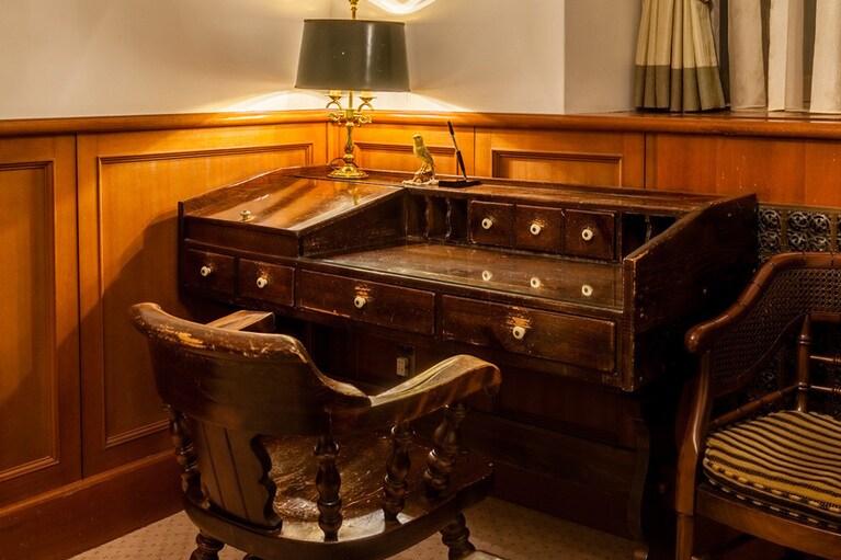 スイートルーム 501号室には、数々の作品を生み出したであろう、古いラインティングデスクが。