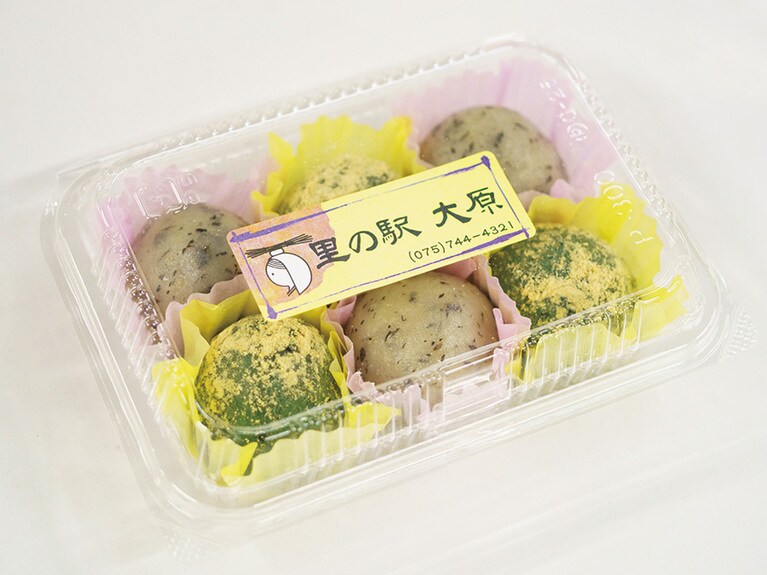 よもぎや赤紫蘇が香る手作りのお餅。 常設市場「里の駅大原」