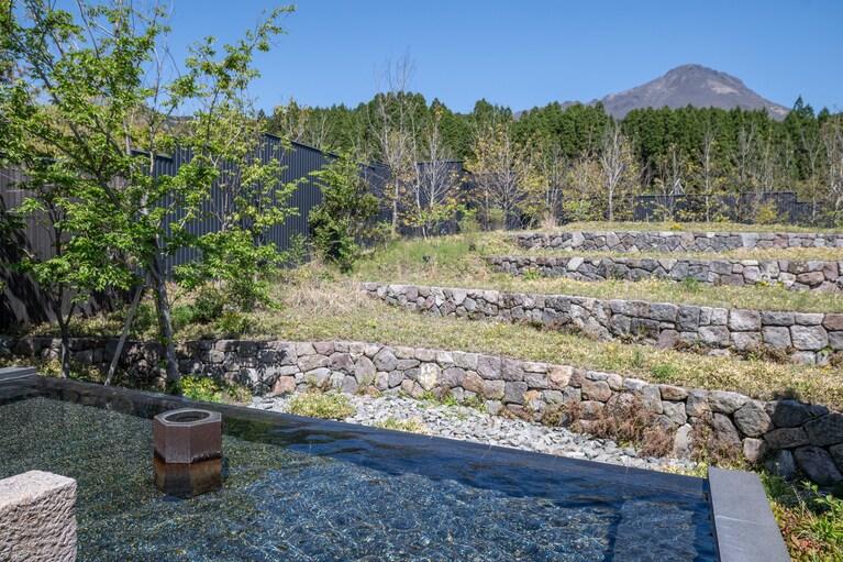 雄大な由布岳を望む温泉大浴場の露天風呂。