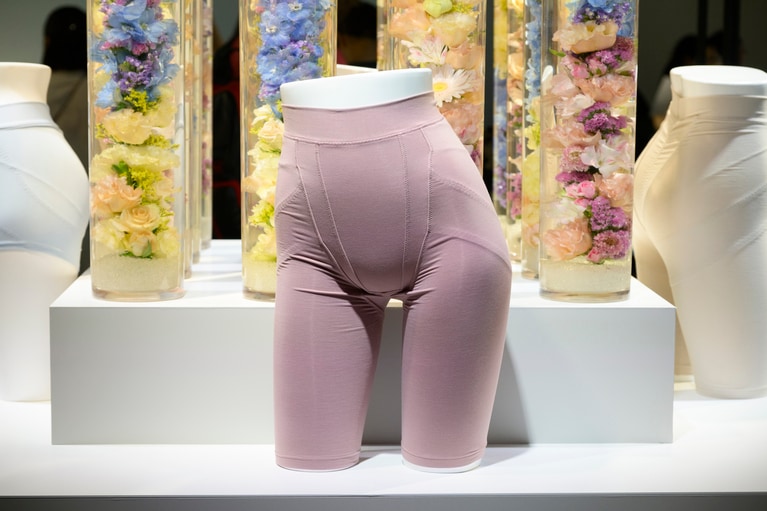 SIXPAD 骨盤底筋ケアガードル S～LL 全3色 11,000円。はくだけで「骨盤底筋の持ち上げ」と「血行促進」のWケアが叶う。写真はピンクベージュ。医療機器製造販売届出番号：13B1X10360000057