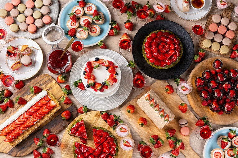 「ストロベリーデザートブッフェ付き　冬の熱々グリル＆オーブンランチ」料金：3,300円～（税・サ込）、提供時間：11:30～15:00（L.O. 14:30）、期間：2024年2月29日（木）までの平日限定　※メインにより料金は異なる。