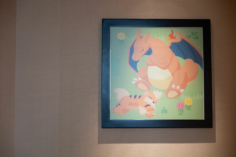 スイートに飾られたポケモンアート。