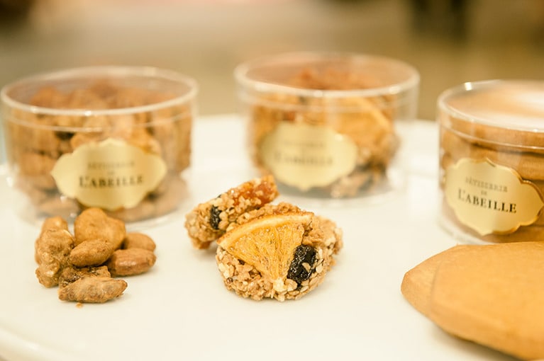 左から「はちみつローストナッツ ソルト」「はちみつグラノーラ ハーブ キューブ」「サブレ オ ミエル ナチュール」。
