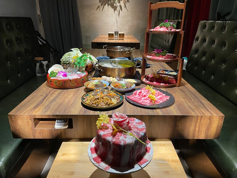 火鍋がこんなにゴージャスに！ 映えが計算されつくした見た目と盛り付けがすてきな「MealRoomshabu 米釉鍋物」。