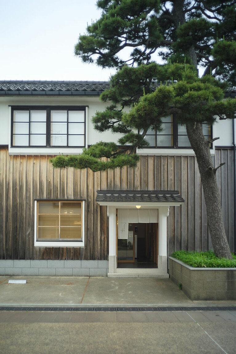 表の松が目印。