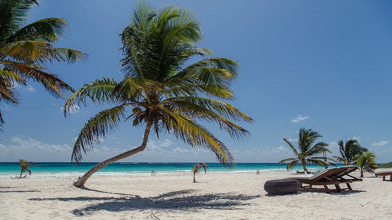 白砂のビーチに3棟のバンガローが点在。もちろんすべてオーシャンビュー。