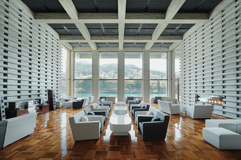 【リバーリトリート雅樂倶】メインロビーから望む神通川。