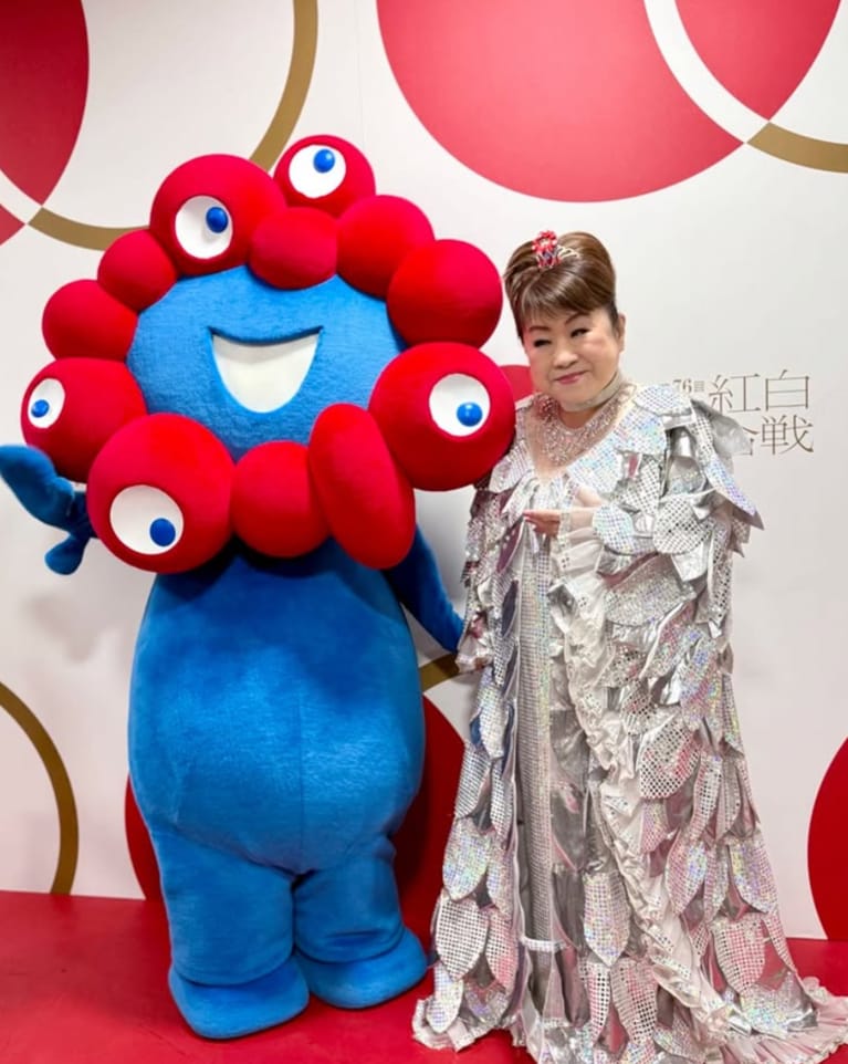 天童よしみ 公式Instagramより。よしみ様のヘッドアクセサリーが、「よしみちゃん人形」とミャクミャクのコラボでカワイイ！！