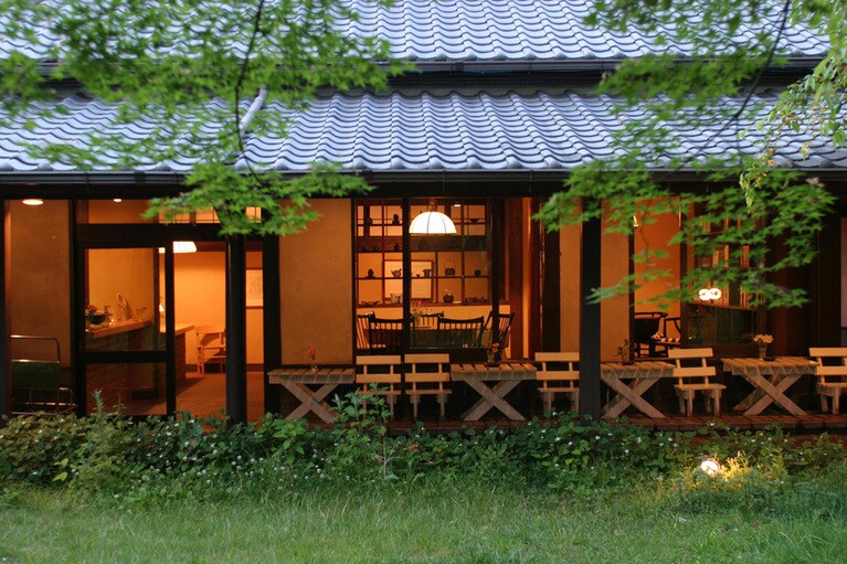 由布院玉の湯［大分／由布院温泉］中庭越しの外観。