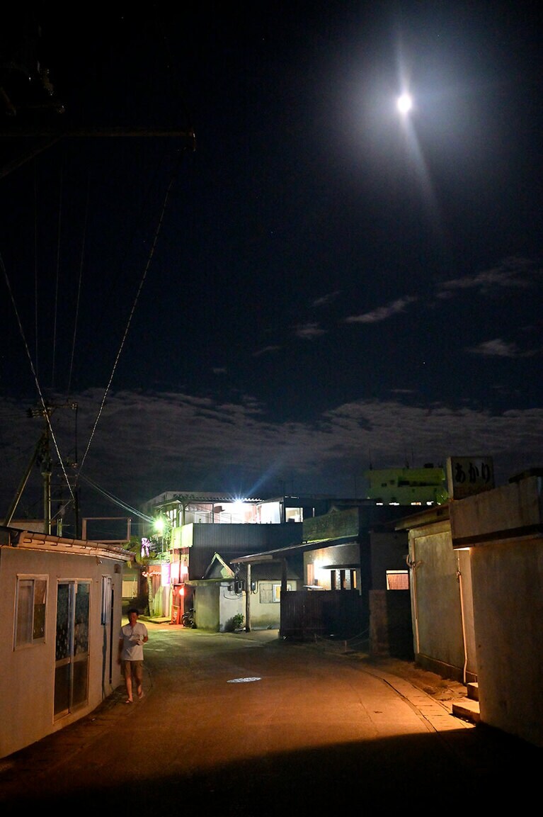 夜の帳が降りた在所地区。お店の明かりがまぶしい。 