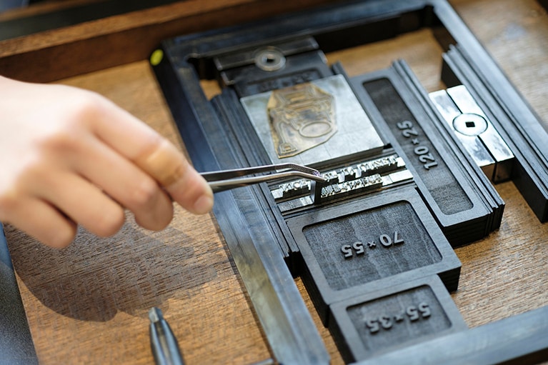 小さな活字をピンセットで並べていくのは、意外なほど集中力を必要とする作業。レイアウトにも個性が表れる。