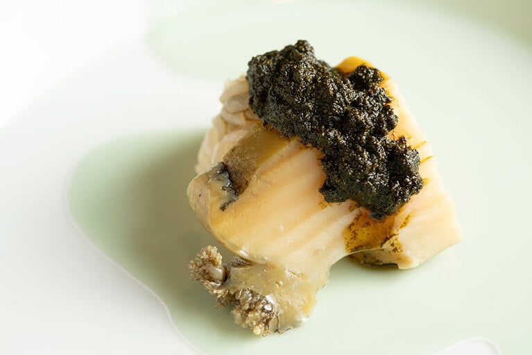 アワビはすっきりした肝が特徴。宮津は男性の海女さんも活躍する。