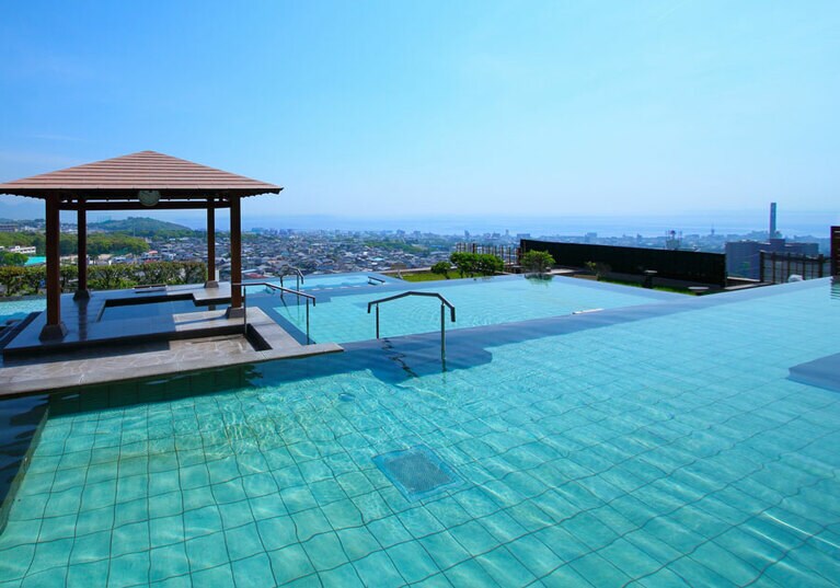 5段の浴槽が棚田のように連なる大展望露天風呂「棚湯」。